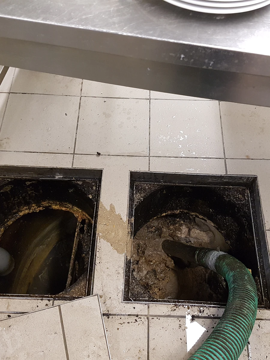 Praznjenje in čiščenje kuhinjskih lovilcev maščob_1